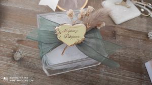 ΜΠΟΜΠΟΝΙΕΡΑ Plexiglass ΚΟΥΤΙ ΜΕ ΧΡΥΣΗ ΚΑΡΔΙΑ ΚΑΙ ΓΥΨΟΦΥΛΛΗ Rin175